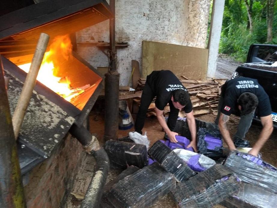 Polícia Civil incinera mais de 1,1 tonelada de maconha apreendida durante operação em Itá