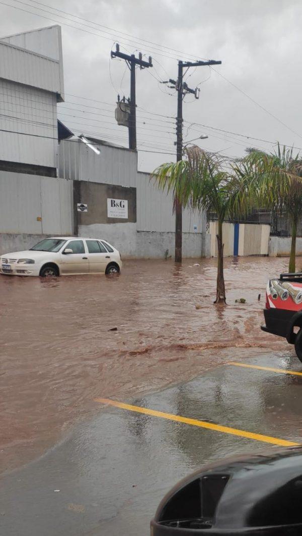 VÍDEO: Após forte chuva, ruas e avenidas de Chapecó registram alagamentos