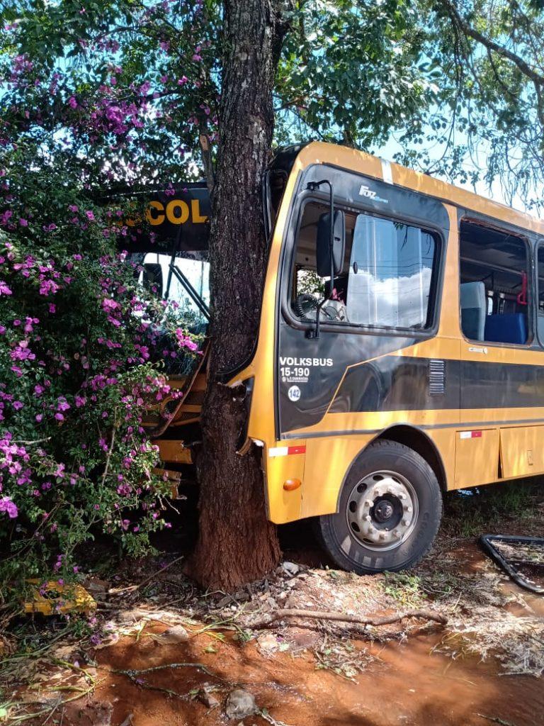 AGORA: Grave acidente envolvendo ônibus de transporte escolar é registrado no centro de Xaxim