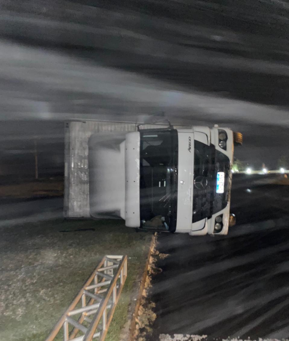 ‘Prendi bem o cinto e me segurei', diz motorista de caminhão que tombou em SC