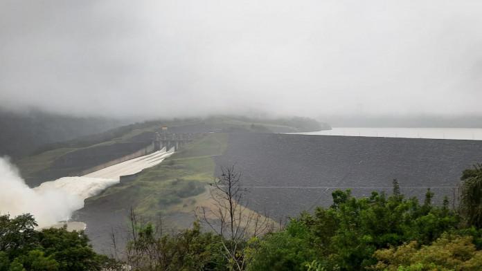 Usina de Itá libera água pelos vertedouros depois da chuva intensa em SC