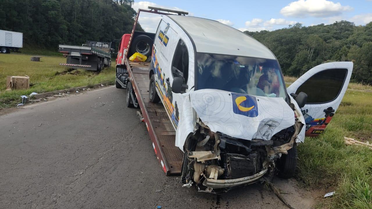 Vítima inconsciente após acidente entre carro e caminhão no trevão do Irani