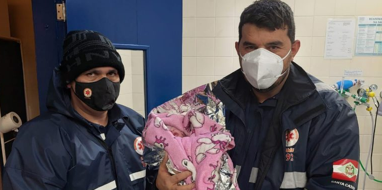 Equipe do Samu auxilia no nascimento de bebê no interior de Chapecó