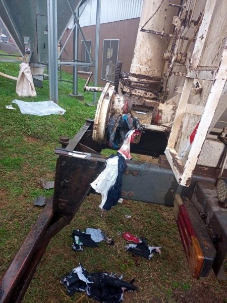 Mulher gravemente ferida após enroscar cachecol em máquina de caminhão