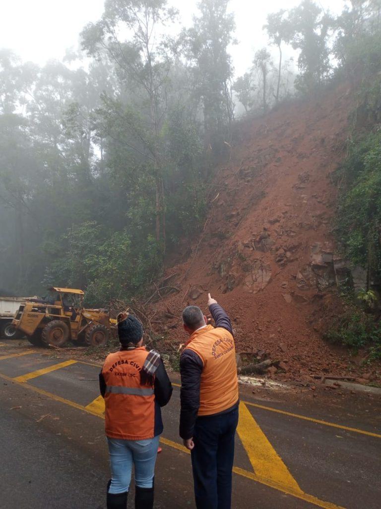 VÍDEO: Deslizamento deixa trânsito lento na BR-282 no Oeste de SC