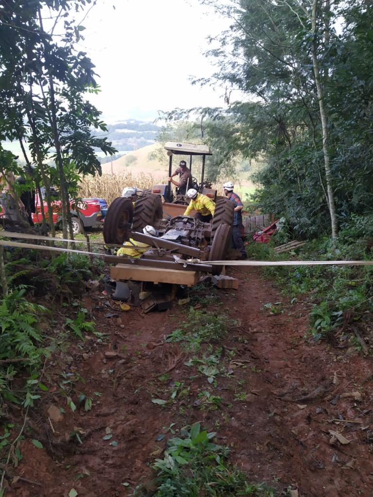 Acidente com máquina agrícola deixa homem ferido no Oeste de SC