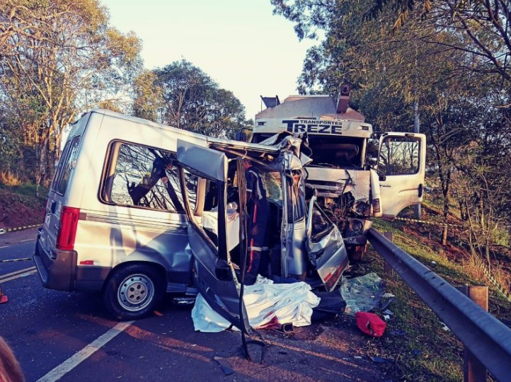 Batida entre van da Saúde e caminhão deixa 7 mortos em Constantina, no RS; um bebê morreu