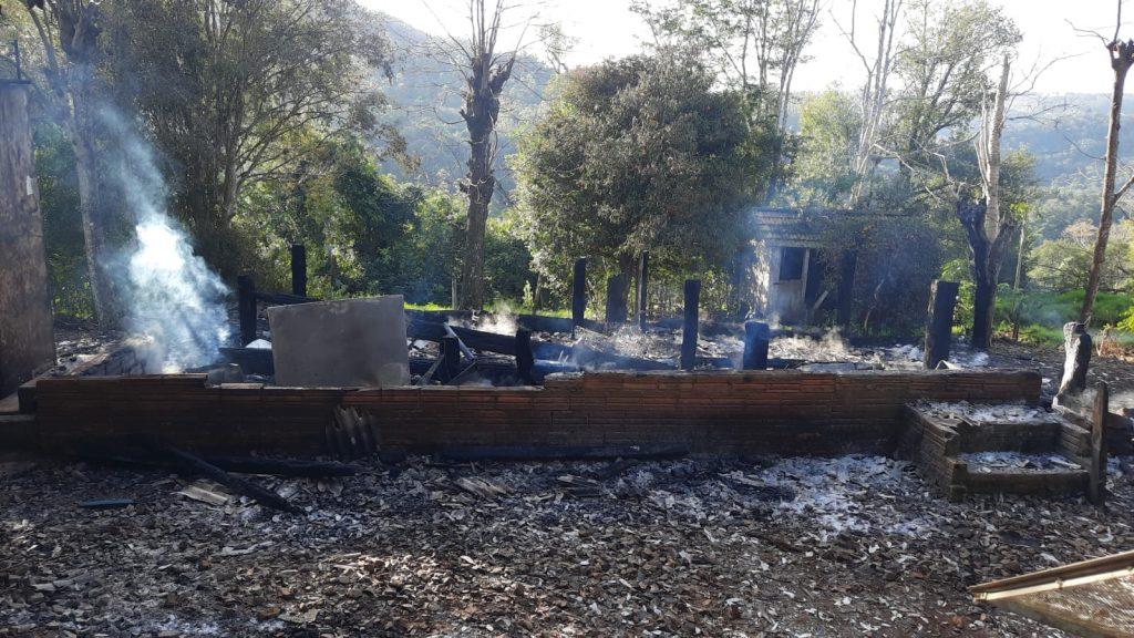 Casa destruída por incêndio no interior de Paial