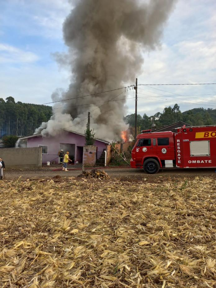 Casa é parcialmente destruída por incêndio no loteamento Bussolaro em Concórdia
