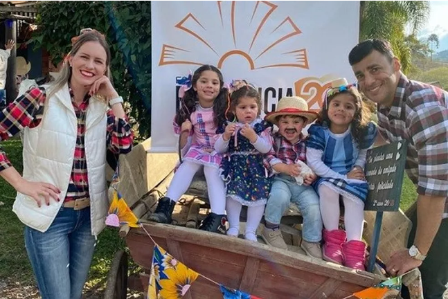 Casal de SC adota quatro irmãos biológicos de uma só vez: 'Alegria é inexplicável'