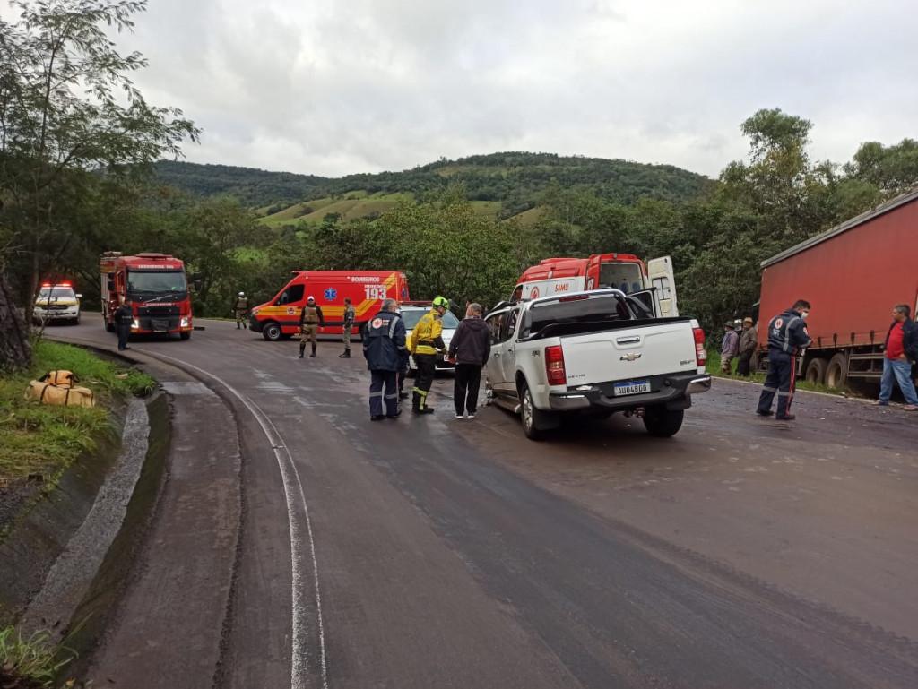 Grave acidente entre veículos é registrado na divisa do RS com Chapecó