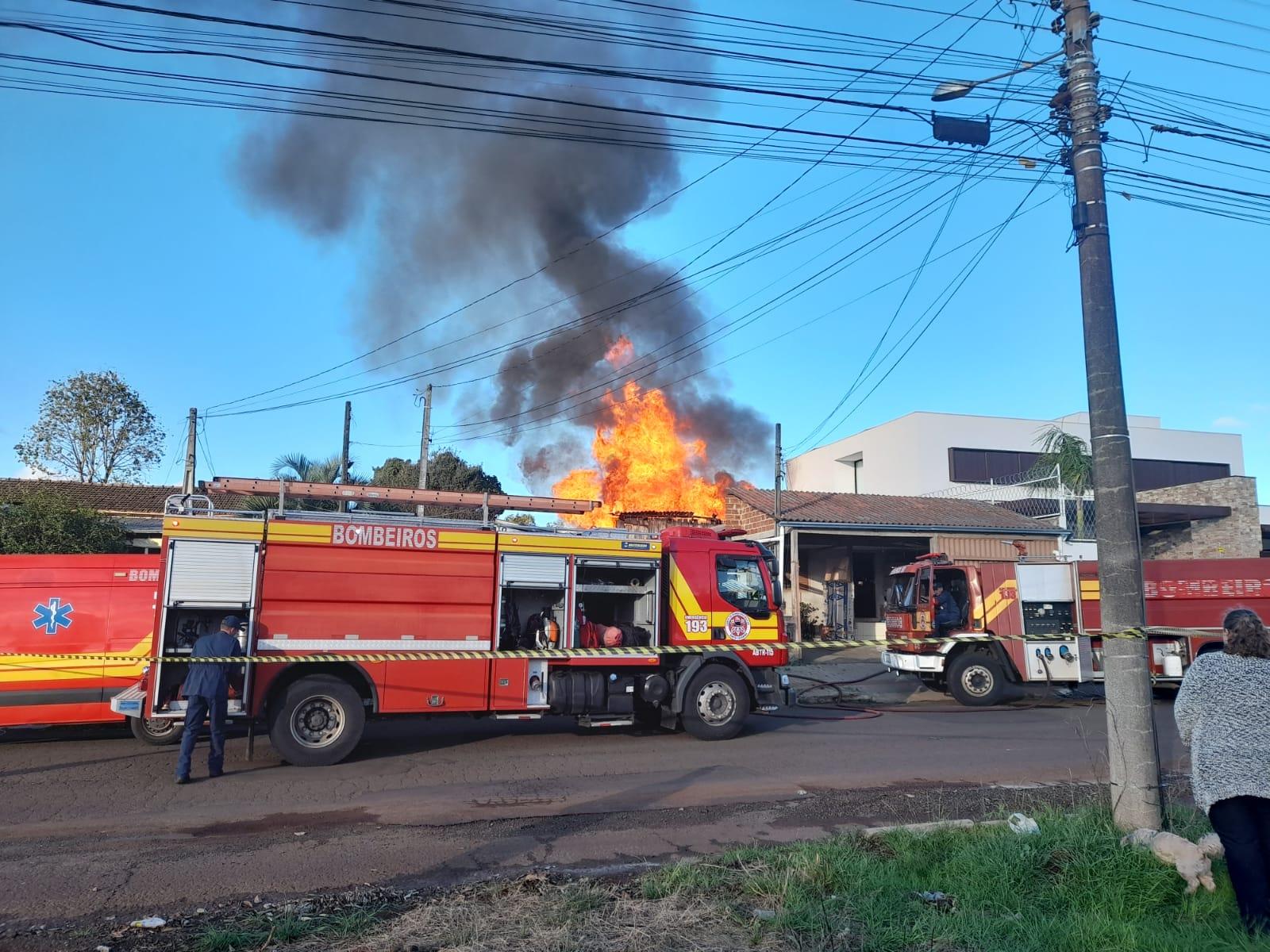 Incêndio de grandes proporções atinge residências em Chapecó