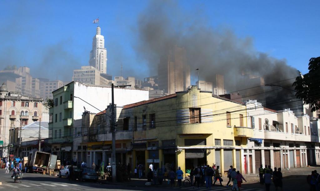 Incêndio em prédio já dura 40 horas