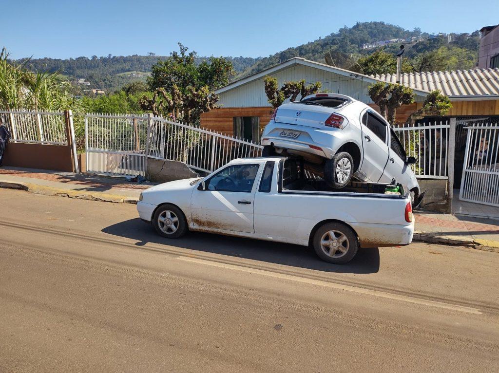 Veículo se choca contra grade de proteção depois de condutor perder o controle do volante