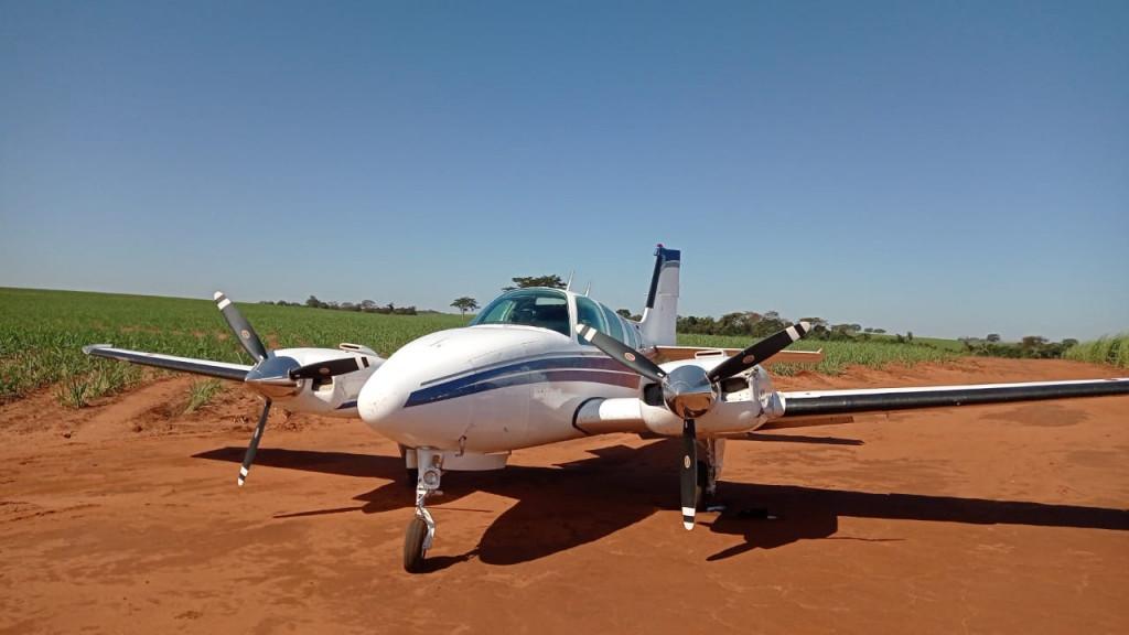 Vídeo mostra momento que a FAB intercepta avião carregado com mais de 600 quilos de cocaína;