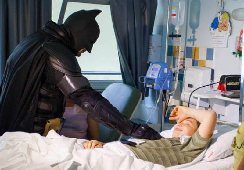 Batman brasileiro motiva pacientes com câncer: “não desistam do tratamento”