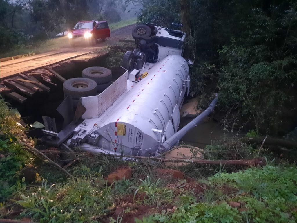 Caminhão cai de ponte e tomba em rio no interior de Seara