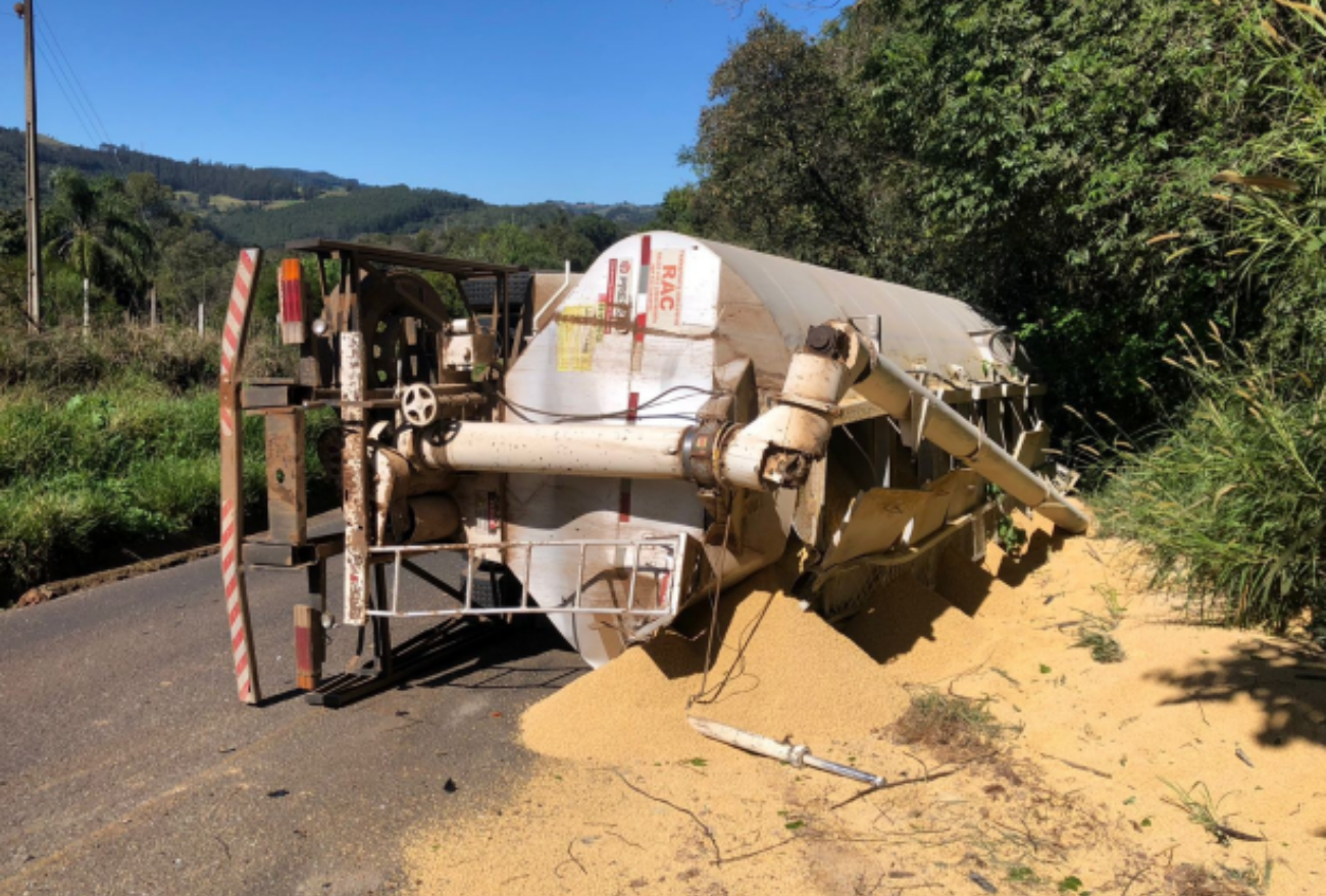 Caminhão fica sem freio e colide na traseira de outro caminhão na SC-155