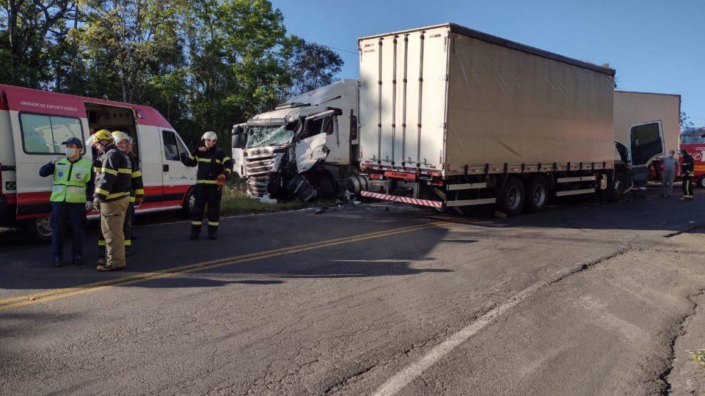 Colisão frontal entre caminhões deixa uma vítima fatal na SC-283