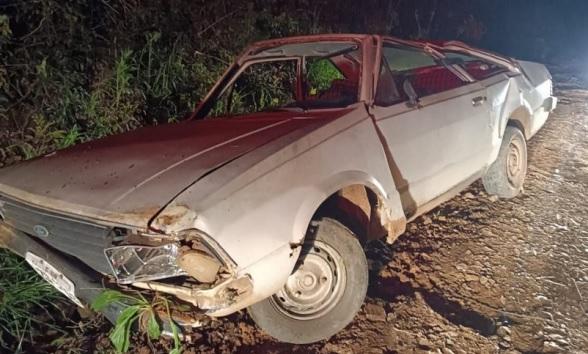 Dupla fica ferida em saída de pista com capotamento de Corcel em Seara