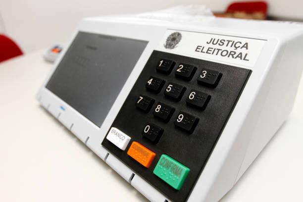 Eleitor deverá entregar celular antes de entrar na cabine de votação, decide TSE