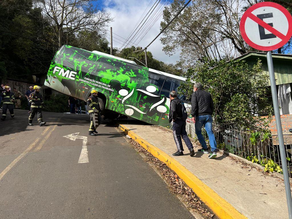 Ônibus atinge casa em Joaçaba