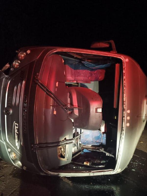 Ônibus tomba na madrugada desta terça (23), na SC-155 entre Xavantina e Seara