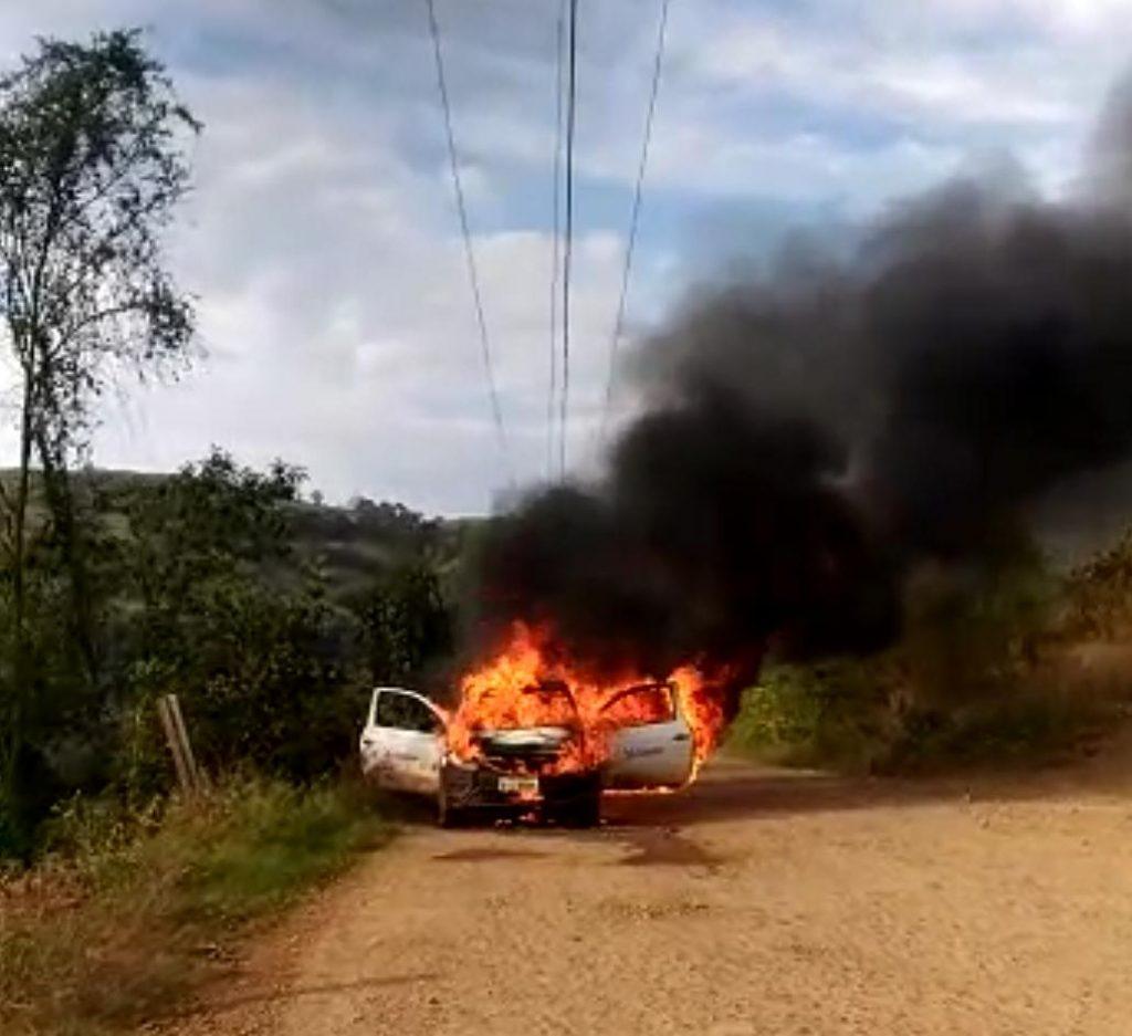 Vídeo: Incêndio destrói veículo no interior de Xavantina