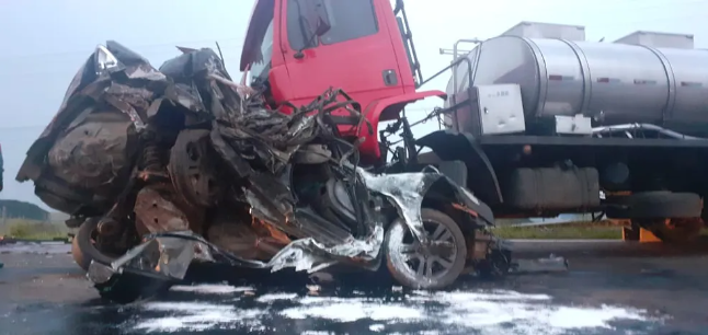 Acidente entre carro, carreta e caminhão deixa um morto e outro ferido no Oeste de SC