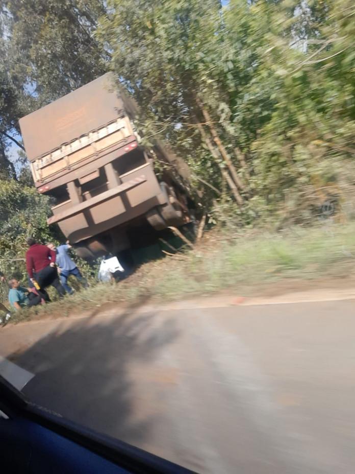 Carreta sai da pista na SC-155 entre Seara e Xavantina