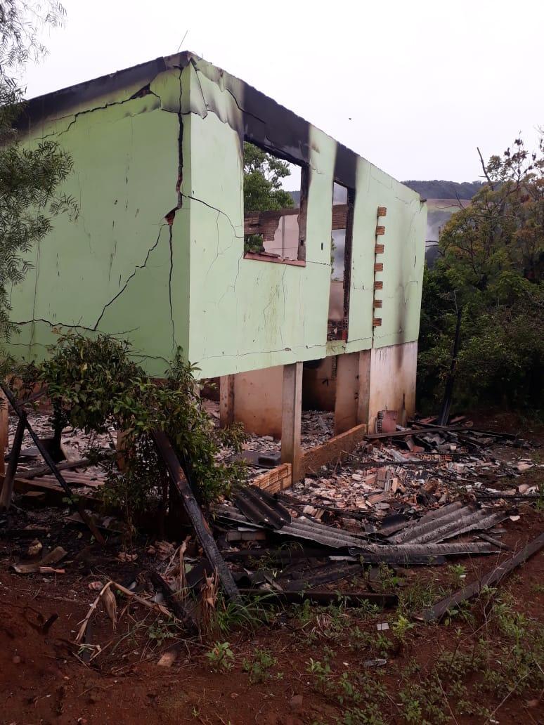 Casa destruída por fogo no interior de Xavantina
