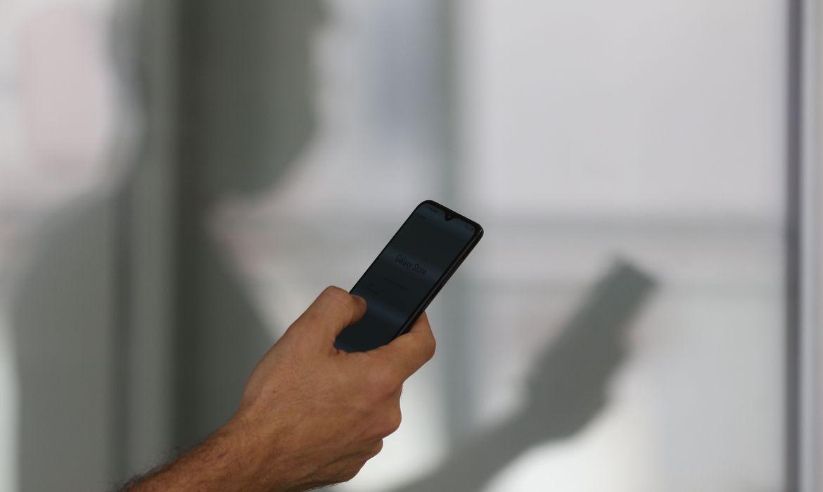 Eleições 2022: TSE proíbe celular na cabine de votação