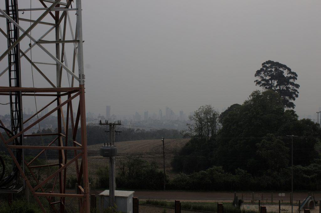 Entenda a fumaça incomum no céu de Chapecó