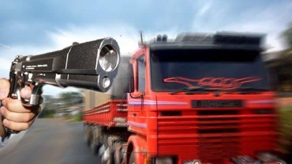 Motorista é colocado em cativeiro após ladrões roubarem caminhão em Irani
