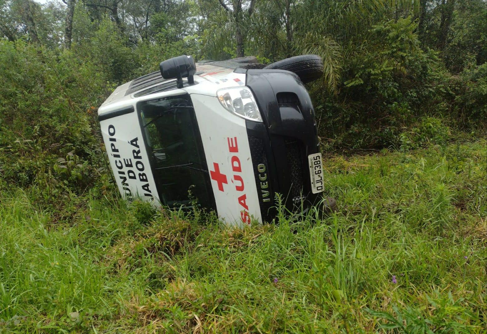 Van da saúde de Jaborá capota com sete ocupantes na BR-282