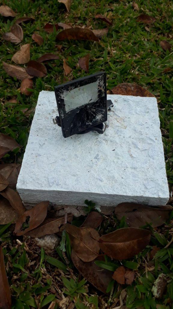 Vândalos causam danos em praça no centro de Xavantina