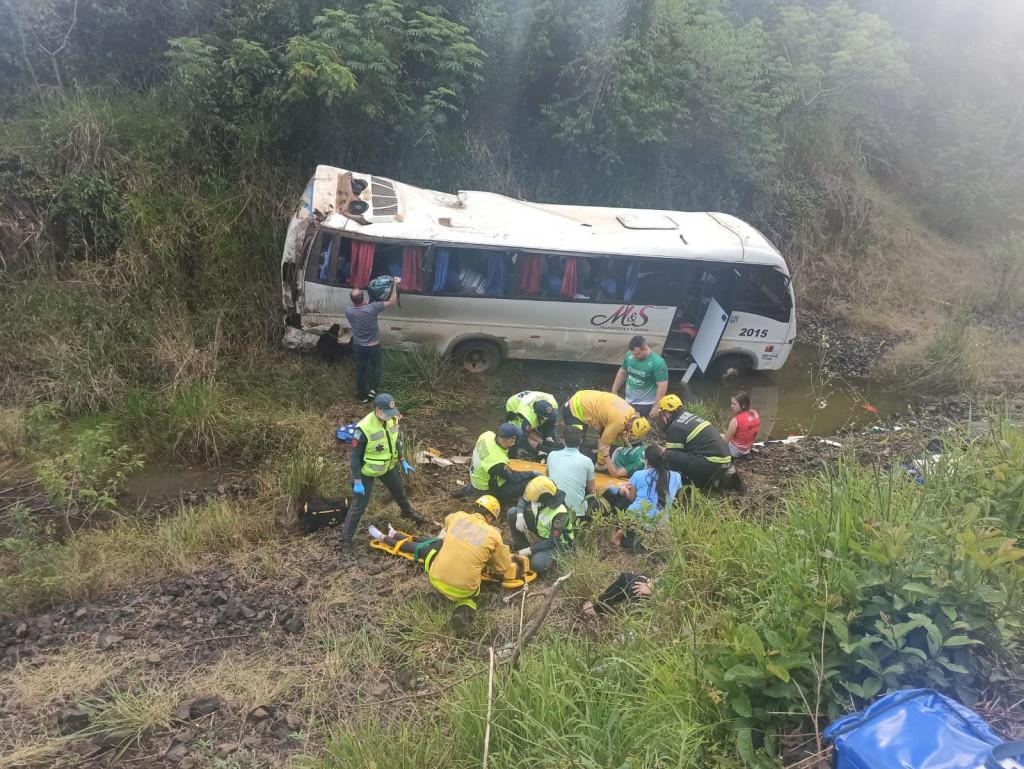 Acidente entre ônibus e caminhão deixa 17 vítimas na BR-282 no Oeste de SC