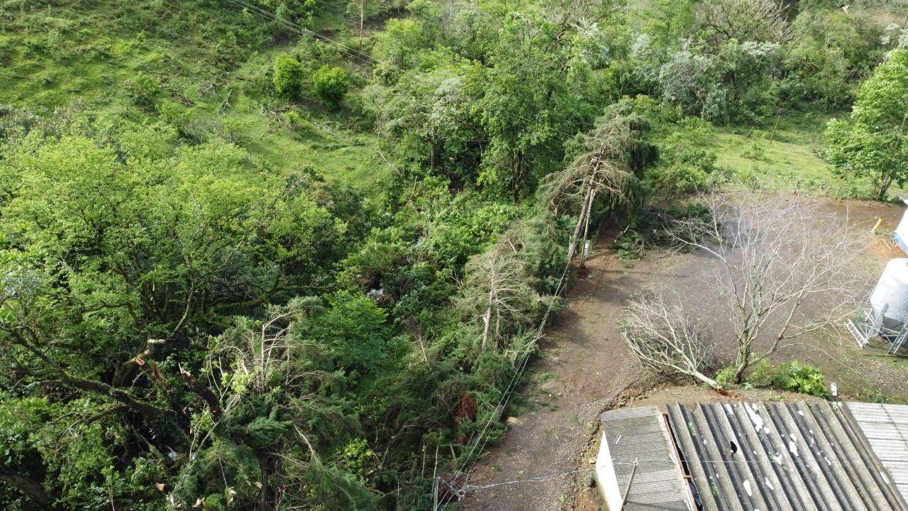 Bombeiros divulgam novas imagens do tornado que atingiu a cidade de Itá
