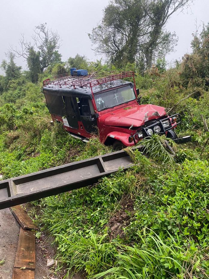 Colisão de carro em poste e danos de elevada monta em Seara