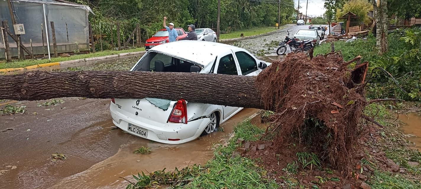 Defesa Civil confirma passagem de um tornado em Itá; cidade decreta emergência