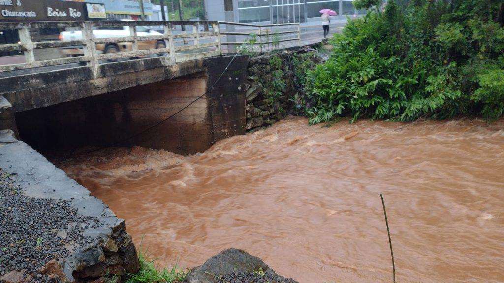 Fotos e Vídeo: Nível do Rio Caçador aumenta após chuvas