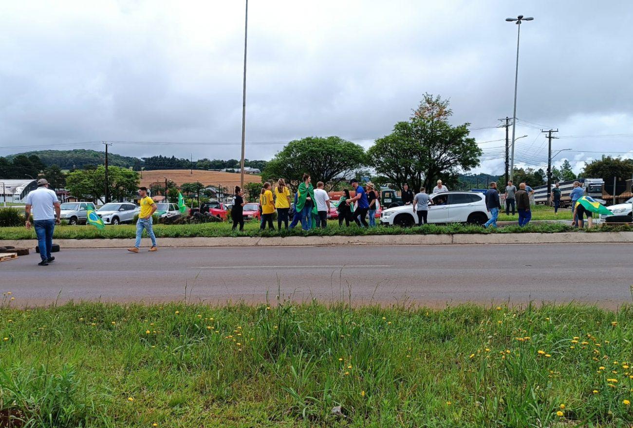 Manifestantes iniciam paralisação e bloqueio de rodovias após resultados das eleições