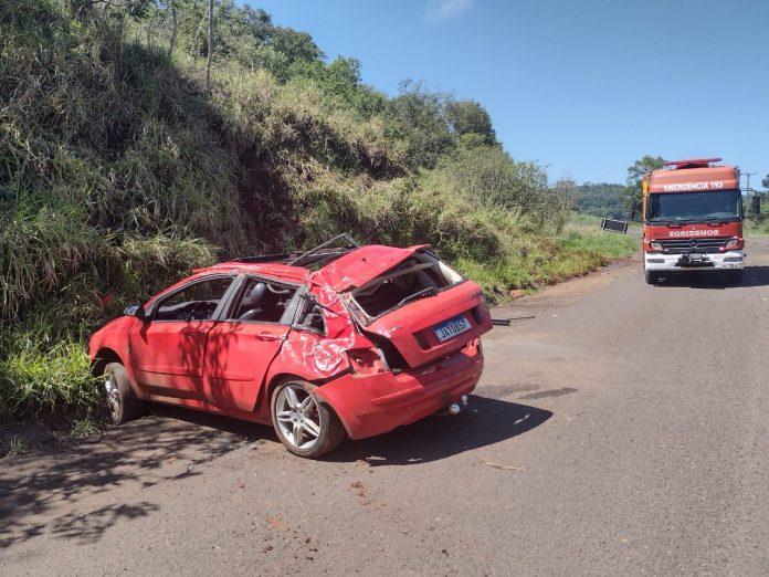 Três feridos em capotamento na SC 155, em Itá