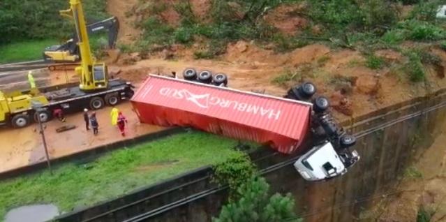 Bombeiros estimam ao menos 30 desaparecidos em deslizamento na BR-376