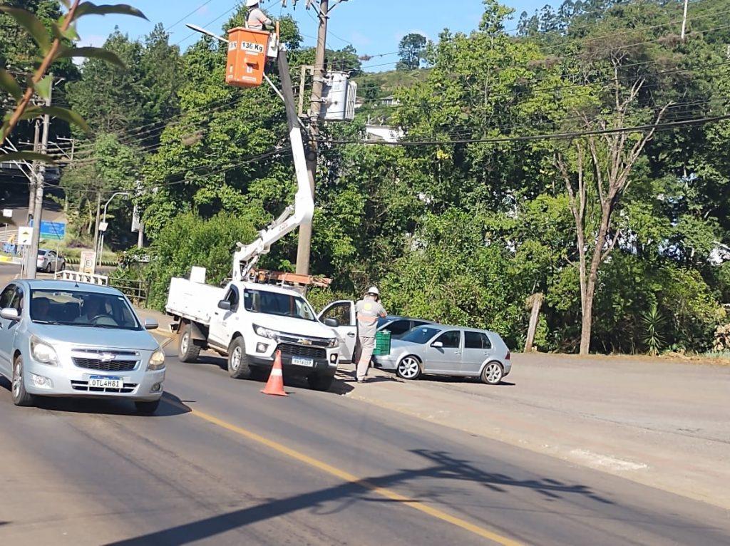 Caminhão enrosca em cabos e alguns bairros de Seara ficam sem energia elétrica