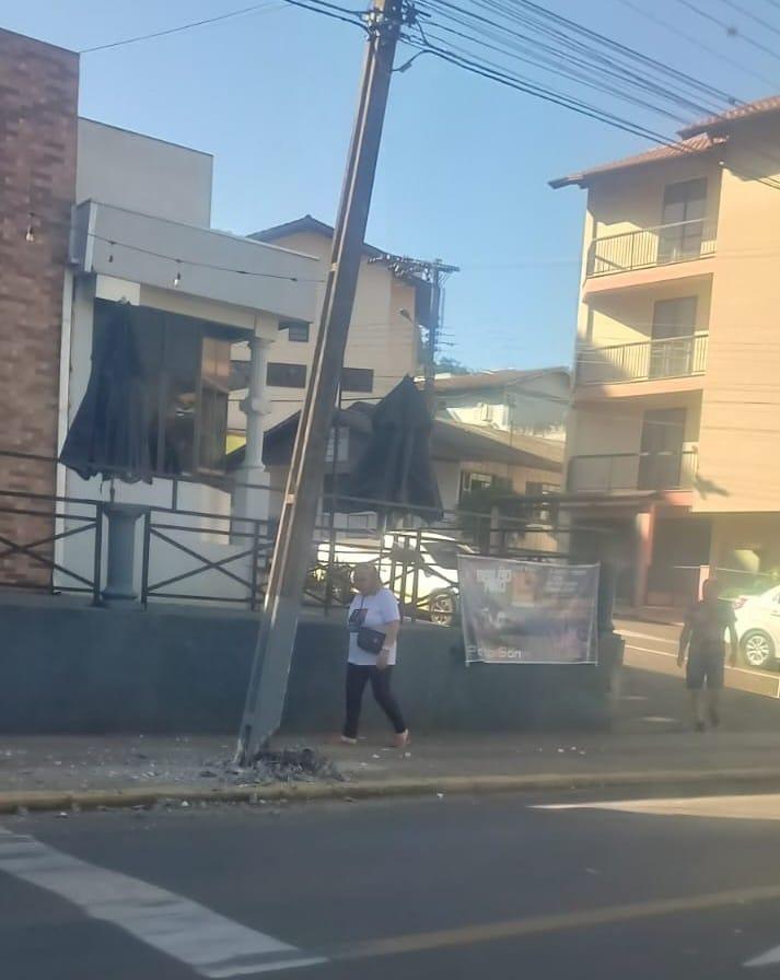 Choque de ônibus em poste deixa parte da cidade de Seara sem luz