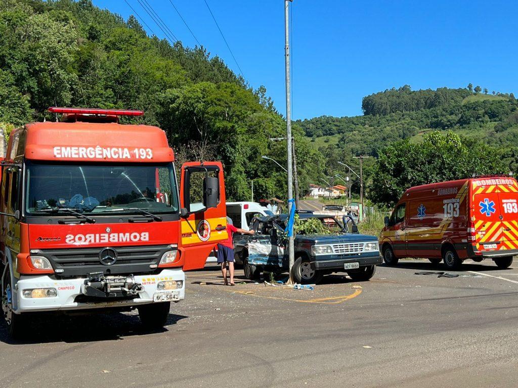 Colisão entre caminhão e caminhonete deixa três pessoas feridas em Caraíba