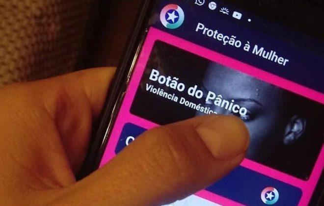 Mulher aciona botão do pânico no app PMSC Cidadão e homem é preso