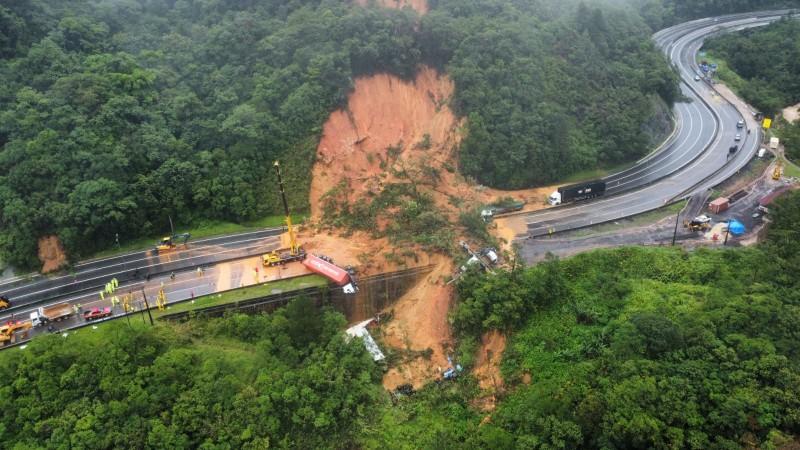 Novas imagens mostram como está a BR-376 após deslizamento de terra