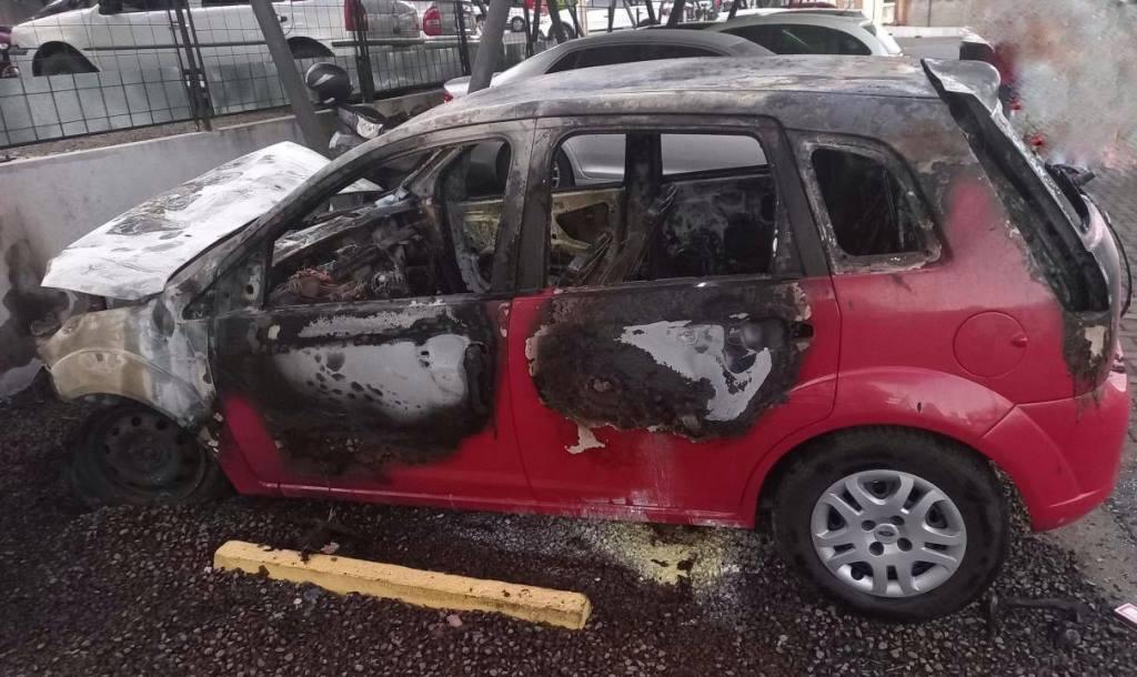 Ex-companheiro é suspeito de incendiar carro de mulher em condomínio